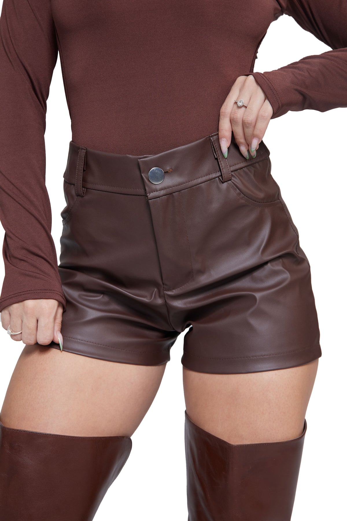 SHORTS COURO